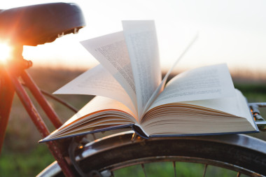 在自行車上的書圖片