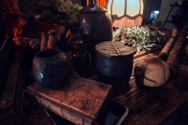 古代中医。木制桌子, 配有各种配件 