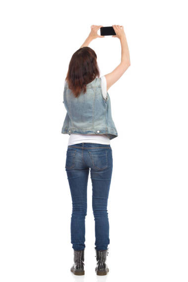 女人拿著電話拍照。后視鏡.照片