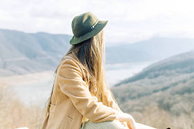 美丽的女孩旅行者在山上。在自然, 山和佐治亚的看法的博客