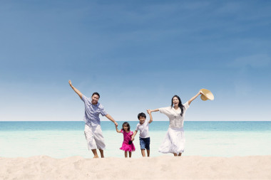 幸福的家庭，在海灘上運行照片