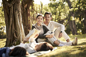 亚洲家庭与两个孩子在公园放松