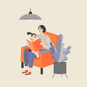 母亲坐在椅子上给小女儿读书