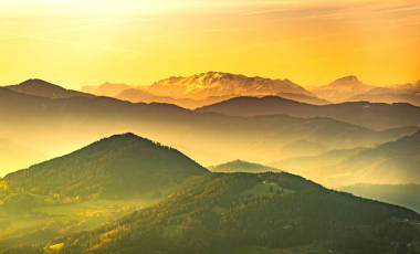 從奧地利施蒂里亞的格拉茨肖克爾山的日落在春天的風(fēng)景