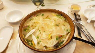 從云南來(lái)的一道中國(guó)菜。蔬菜面湯
