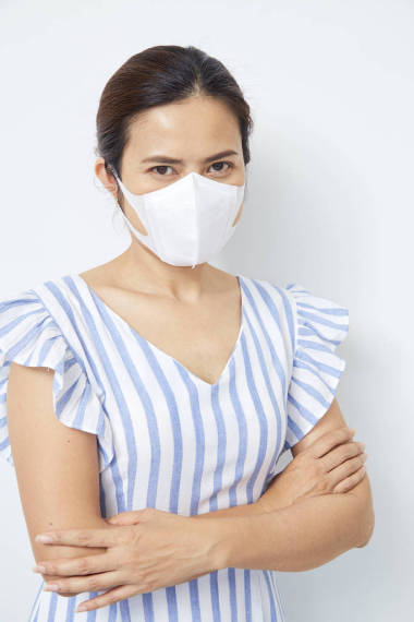 亞洲女人戴口罩