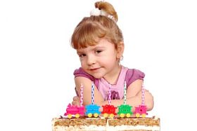 生日蛋糕的小女孩