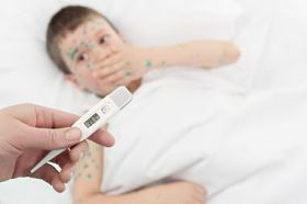温度计和生病的孩子在白色床上
