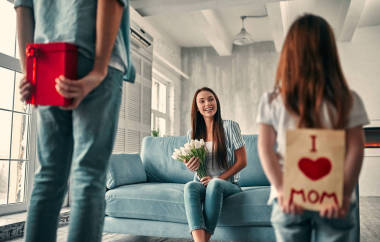 家庭慶祝母親節(jié)圖片