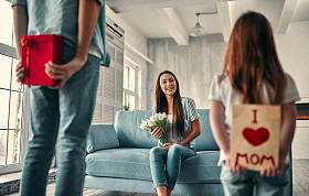 家庭庆祝母亲节图片