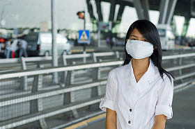 在机场的面具的女人
