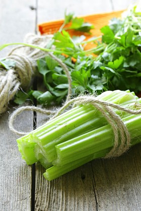 上一张桌子，乡村风格新鲜芹菜