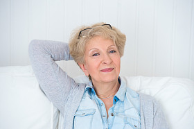 微笑快乐高级的女人在家里放松