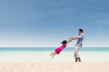 和爸爸在海滩上的快乐时光图片