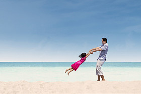 和爸爸在海滩上的快乐时光图片