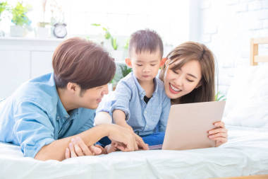 家長玩筆記本電腦與孩子圖片