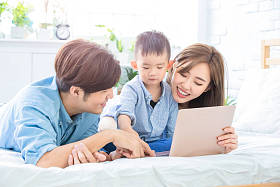 家长玩笔记本电脑与孩子图片