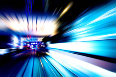 城市夜间交通灯小径图像摘