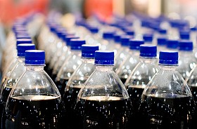 在商店里的塑料瓶