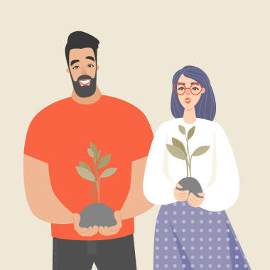 年輕人拿著樹苗, 面帶微笑