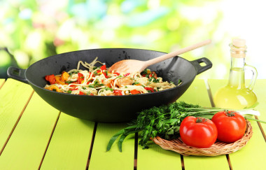 炒鍋放在自然背景背景蔬菜面