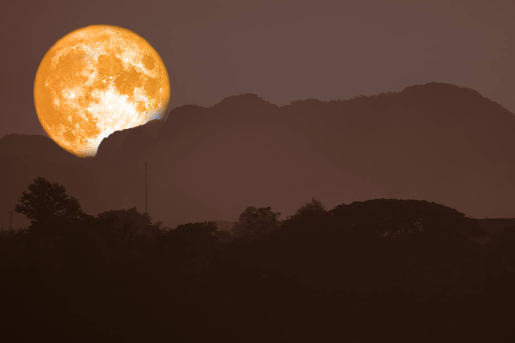超级血月亮回到夜空上的剪影山 超级血月亮回到夜空上的剪影山