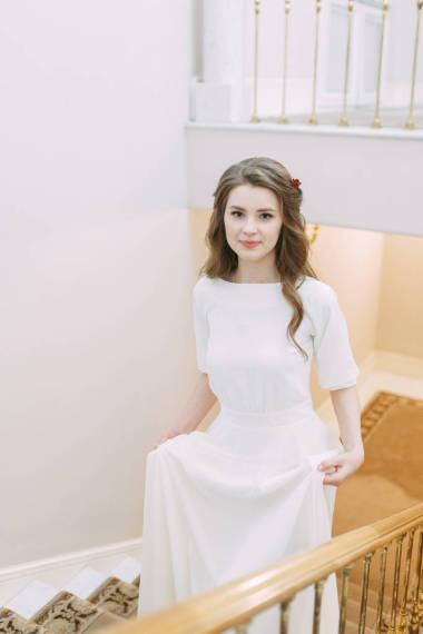 欧洲风格的轻婚纱照拍摄。在登记处举行仪式前的新娘. 