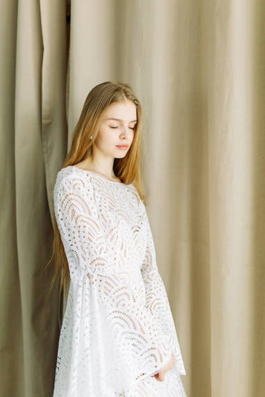 美麗的新娘在白色簡約的背景。美術(shù)中的婚禮準(zhǔn)備