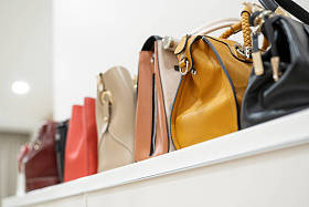 靠近收集女性手袋的女性手袋, 站在架子上一排