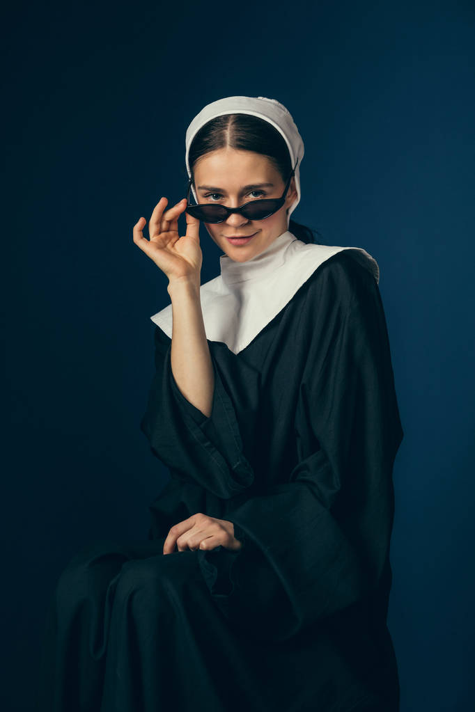 中世纪的年轻女子作为修女