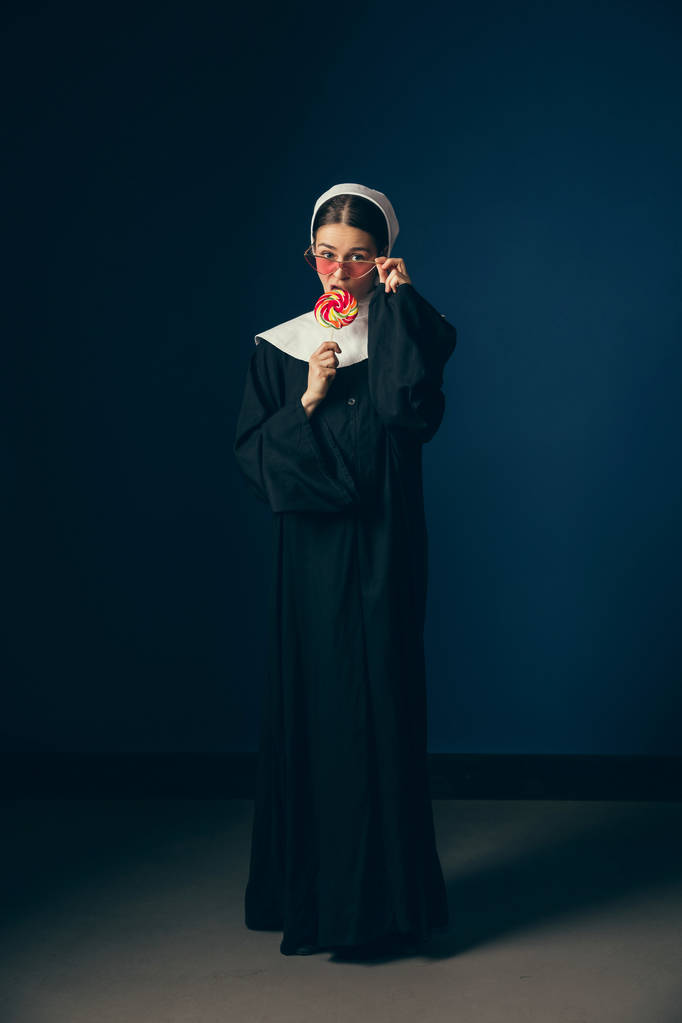 中世纪的年轻女子作为修女图片 中世纪的年轻女子作为修女图片