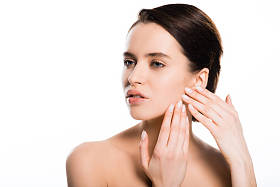 美丽的裸体年轻女子触摸皮肤查出在白色 