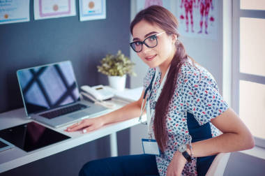 兩名醫(yī)生在一間明亮的辦公室里發(fā)