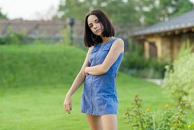 16岁漂亮少女的户外画像
