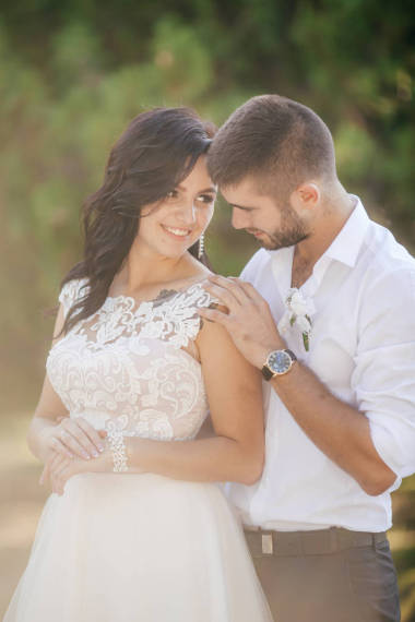 新郎和新娘在結(jié)婚當(dāng)天在公園