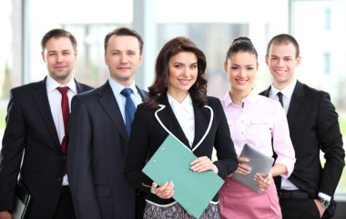 一個專業(yè)的商務(wù)團隊自信地看著相機組肖像