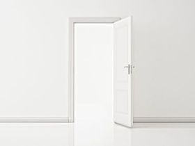白墙，图上的白色门打开图片