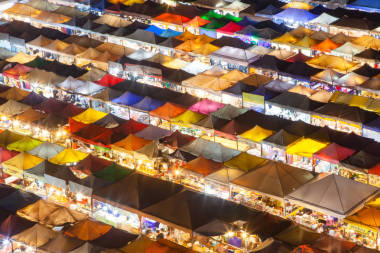 五顏六色的夜行市場 Ratchada, 曼谷, 泰國