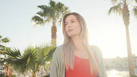 性感和运动的女孩的肖像与长发站在游泳池附近。暑假