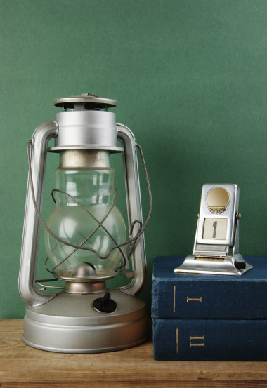 老煤油灯和一张桌子上的日历照片