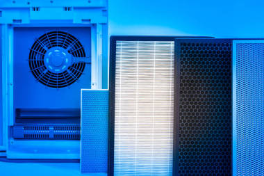 更換空調(diào)中的過(guò)濾器。空調(diào)。空調(diào)服務(wù)?？諝鈨艋癁V清器