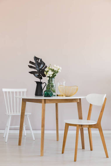 時尚的餐廳, 有圓桌和優(yōu)雅的椅子, 在空墻上復制空間