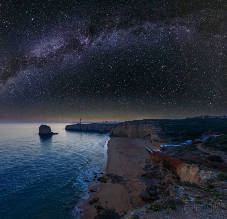 夜海海岸和星空銀河