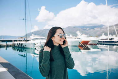 美丽的女孩谈一部手机图片