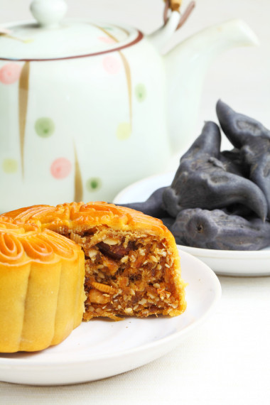 月饼与茶和菱角照片