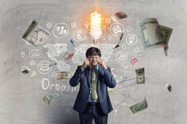 年輕的商人站著思考?；旌厦襟w