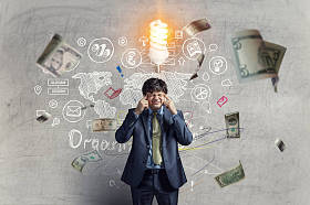 年轻的商人站着思考。混合媒体