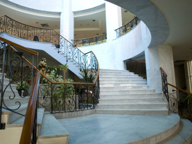 在一個大廳里的梯子圖片