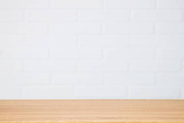 抽象天然木材背景和白色砖墙