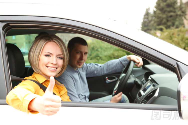 坐在車?yán)锏哪贻p美麗夫婦的肖像
